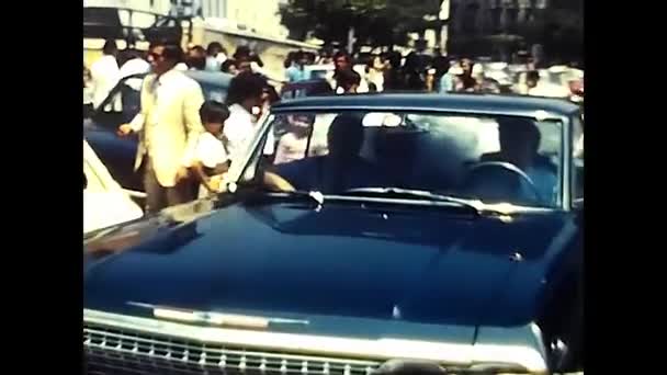 Palermo Italia Mayo 1970 Pareja Alejándose Automóvil Época — Vídeos de Stock