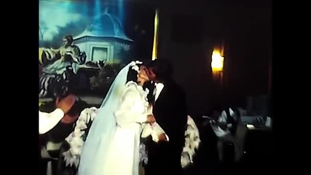 意大利帕勒莫 1970年 从70年代开始 夫妻们开始向客人们分发结婚礼物 — 图库视频影像