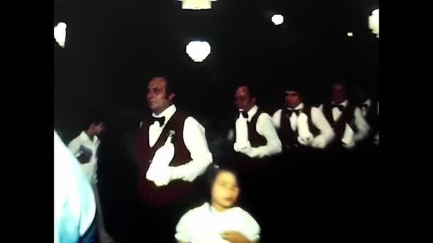 イタリアのパレルモ1970年5月 70年代の結婚式のランチの終わりにスパークリングワインで乾杯 — ストック動画