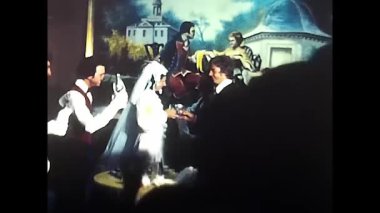 Palermo, İtalya Mayıs 1970: 70 'lerin düğün yemeğinin sonunda köpüklü şarapla kadeh kaldırma