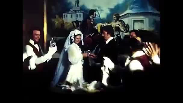 イタリアのパレルモ1970年5月 70年代の結婚式のランチの終わりにスパークリングワインで乾杯 — ストック動画