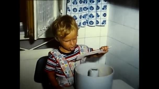 Palermo Talya Mayıs 1960 Larda Mutfakta Bebek — Stok video