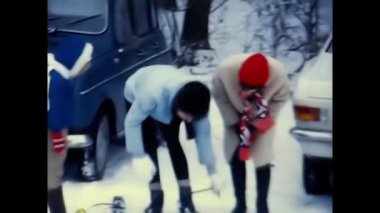 Palermo, İtalya 17 Aralık 1960: 1960 'larda insanlar karda kayak yapıyor.