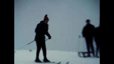 Palermo, İtalya 17 Aralık 1960: insanlar 60 'larda kayak yapıyor