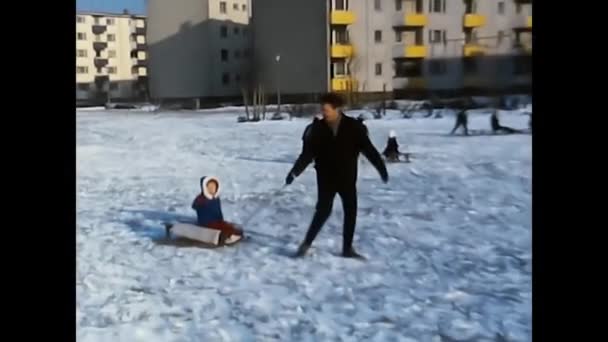 Palermo Dicembre 1960 Persone Sulle Slitte Neve Degli Anni Sessanta — Video Stock