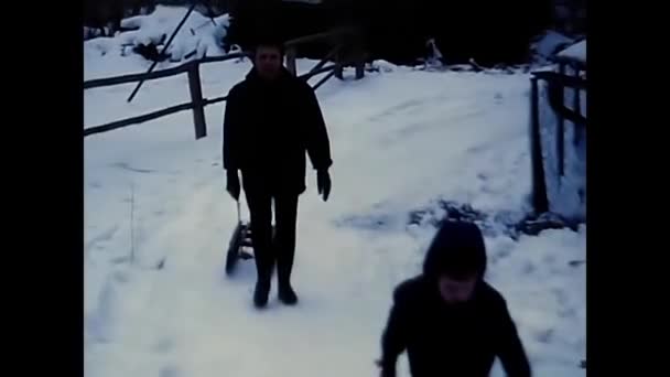 Palermo Dicembre 1960 Persone Sulle Slitte Neve Degli Anni Sessanta — Video Stock