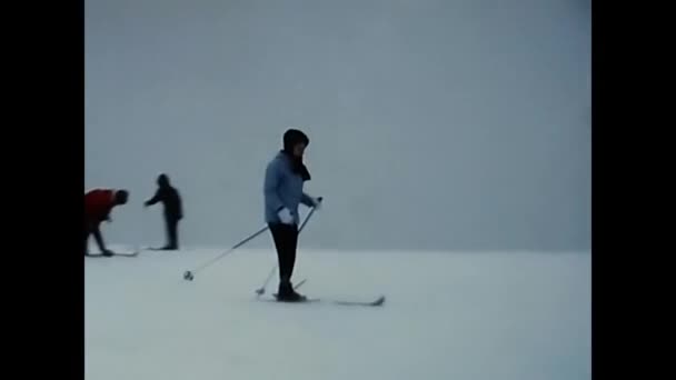 1960年12月17日 60年代人们滑雪 — 图库视频影像