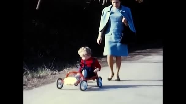 1960年4月18日 意大利拉戈 马吉奥雷 1960年代在马吉奥雷湖公园的人们 — 图库视频影像