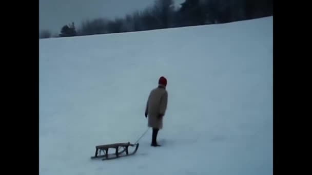 Palermo Dicembre 1960 Persone Sulle Slitte Neve Degli Anni Sessanta — Video Stock