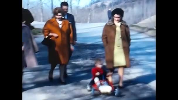 Lago Maggiore Апреля 1960 Года Люди Парке Озера Maggiore 1960 — стоковое видео