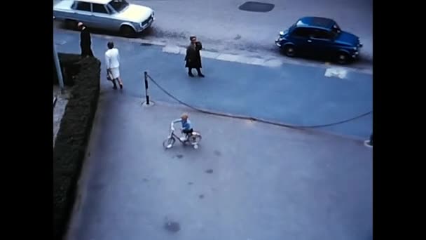 イタリアのパレルモ1960年4月10日 女の子が60年代の家の下で自転車に乗る — ストック動画