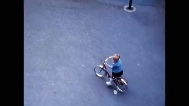 Палермо Италия Апреля 1960 Маленькая Девочка Катается Велосипеде Домом — стоковое видео