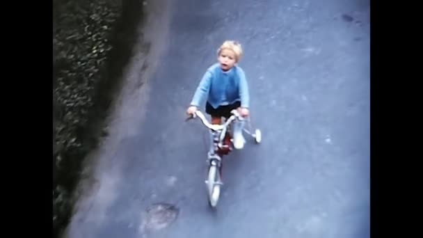 Palermo Aprile 1960 Bambina Bicicletta Sotto Casa Degli Anni — Video Stock