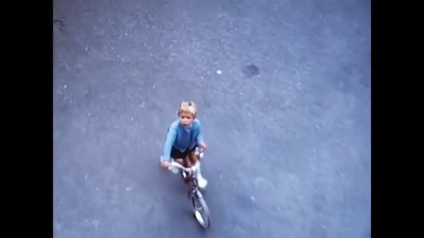 Palermo Italy April 1960 Liten Flicka Cyklar Talets Hus — Stockvideo