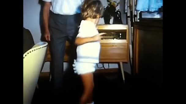 Palermo Maggio 1960 Felice Nonno Che Balla Con Bambina Casa — Video Stock