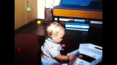 Palermo, İtalya 19 Mayıs 1960: 60 'ların odasında oynayan küçük çocuklar