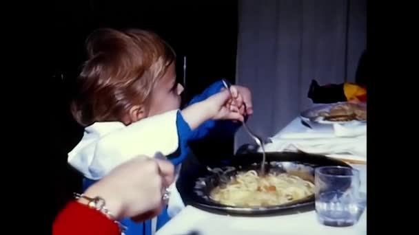 Palermo Talya Mayıs 1960 Küçük Kız Ların Masasında Spagetti Yiyor — Stok video