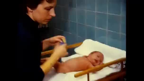 Палермо Италия Мая 1960 Мама Купает Свою Летнюю Дочь — стоковое видео