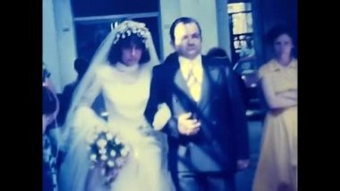 Palermo, İtalya 25 Mart 1960 gelin evden çıkıyor ve 60 'lı yaşlardaki babasıyla arabaya biniyor.