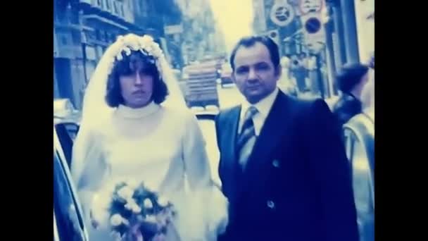 イタリアのパレルモ1960年3月25日 花嫁は家を出て60歳の父親と車に乗る — ストック動画