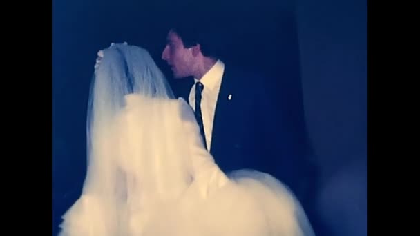 Palermo Italië Maart 1960 Net Getrouwd Stel Danst Huwelijksfeest — Stockvideo