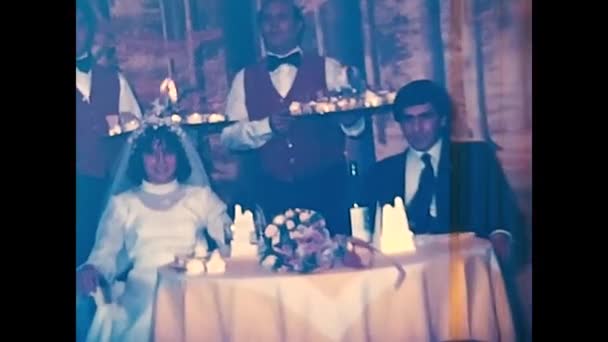 1960年3月25日イタリア パレルモ 60年代のレストラン結婚式のランチシーン — ストック動画