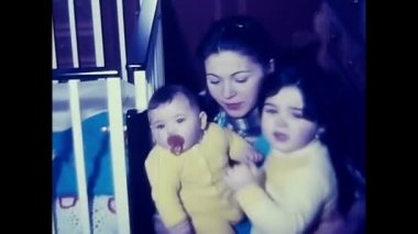 Palermo, İtalya 18 Nisan 1960: 60 'larda kucağında bebeği olan anne