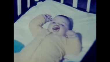 Palermo, İtalya 18 Nisan 1960: 60 'larda karyolada doğan bebek