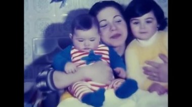 Palermo, İtalya 18 Nisan 1960: 60 'larda iki çocuk arasında mutlu bir anne