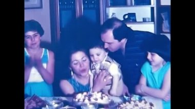 Palermo, İtalya 18 Nisan 1960: Aile üyeleri 60 yaşındaki bir kızın doğum gününü kutluyor