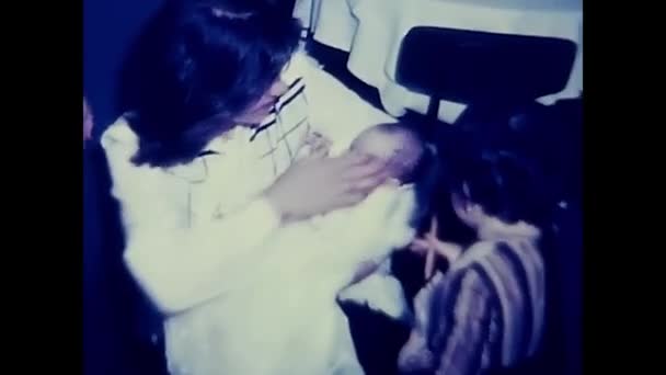 1960年4月18日 意大利帕勒莫 60年代餐厅的女婴抱在怀里 — 图库视频影像