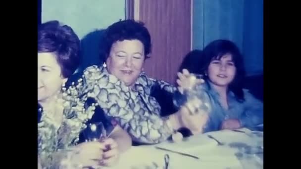 1960年4月18日家族は60年代にレストランで洗礼を祝い — ストック動画