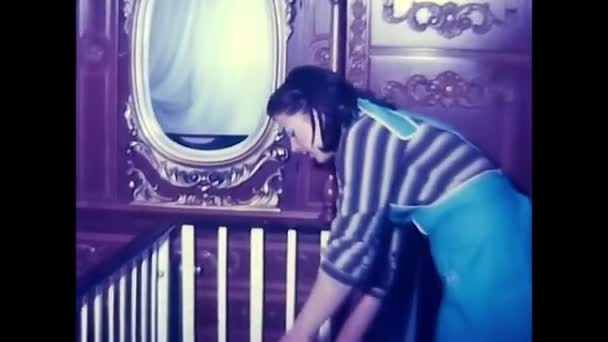 Palermo Talya Nisan 1960 Larda Kucağında Bebeği Olan Anne — Stok video
