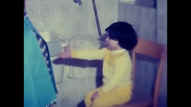 Palermo Ιταλία Απριλίου 1960 Αδελφή Που Κάθεται Στο Μπάνιο Βλέποντας — Αρχείο Βίντεο