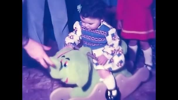 Палермо Италия Апреля 1960 Мама Обнимает Ребенка Держит Йога Руках — стоковое видео