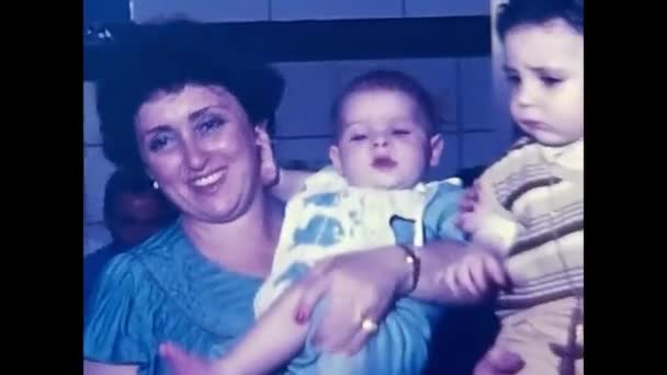 Palermo Talya Nisan 1960 Aile Üyeleri Yaşındaki Bir Kızın Doğum — Stok video