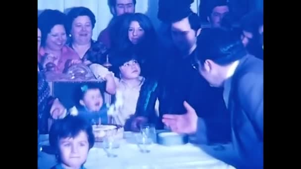 イタリアのパレルモ1960年4月18日誕生日のお祝い1歳の女の子60歳 — ストック動画