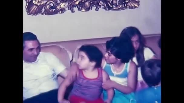 Palermo Włochy Kwiecień 1960 Członkowie Rodziny Świętują Urodziny Letniej Dziewczynki — Wideo stockowe