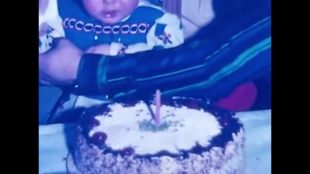 Παλέρμο Ιταλία Απριλίου 1960 Μικρό Κορίτσι Σβήνει Κεριά Γενεθλίων Ένα — Αρχείο Βίντεο