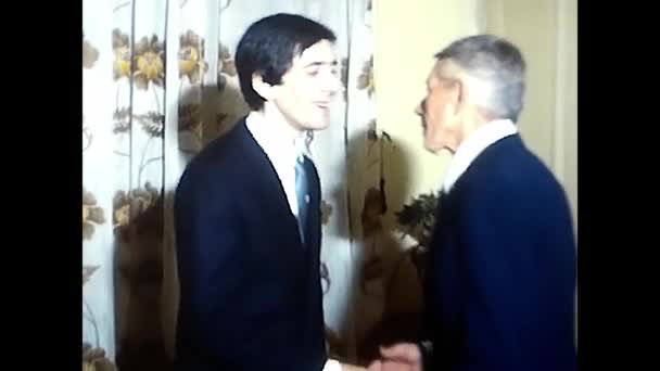 1980年11月22日イタリア パレルモ 両親との新郎の家80代 — ストック動画