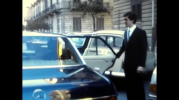 1980年11月22日イタリアのパレルモ 新郎が80代の母親と共に教会まで車で — ストック動画