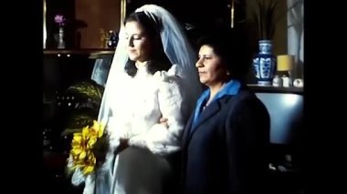 Palermo, İtalya 22 Kasım 1980: Gelin ve anne 80 'lerin arabasıyla kiliseye gider