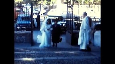 Palermo, İtalya 22 Kasım 1980: Rahip 80 'lerde kiliseye gelen gelini karşıladı