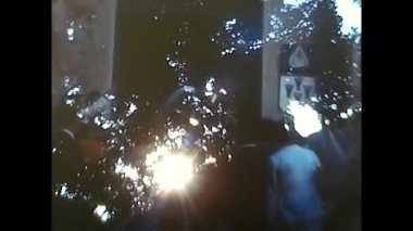 Palermo, İtalya 22 Kasım 1980: eşler kiliseden çıkar ve ona pirinç atarlar.