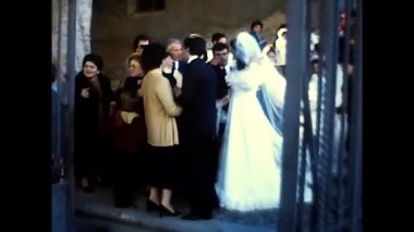 Palermo, İtalya 22 Kasım 1980: Gelin ve damat 80 'lerde kilisenin dışında misafirleri karşıladı