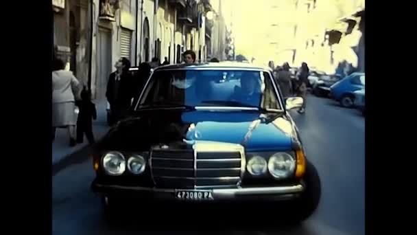 1980年11月22日イタリア パレルモ 花嫁と母親が80年代車で教会に行く — ストック動画