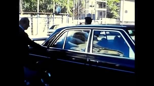 1980年11月22日イタリア パレルモ 花嫁と母親が80年代車で教会に行く — ストック動画