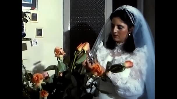 イタリアのパレルモ1980年11月22日花嫁は家にいます80年代の結婚式のリストから贈り物を見て — ストック動画