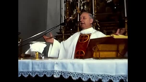 意大利帕勒莫 1980年11月22日 与80年代的牧师举行的教堂仪式上的新郎和新娘 — 图库视频影像
