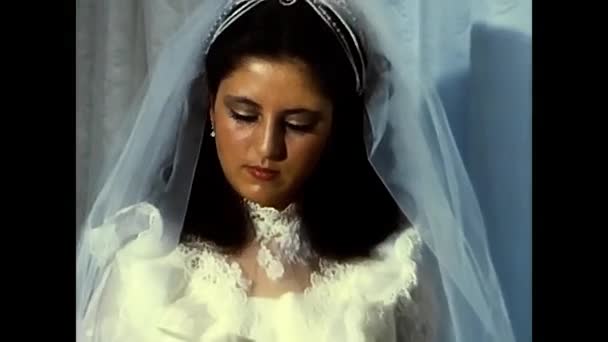 Palermo Novembre 1980 Sposa Rimane Casa Guarda Regali Della Wedding — Video Stock